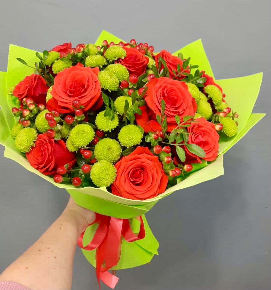 Букет цветов из: Хризантемы и Розы в Сафоново Мурманской области