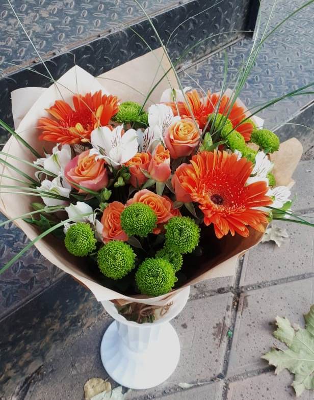 Букет цветов из: Герберы, Хризантемы, Альстромерии и Розы в Сафоново Мурманской области