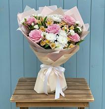 Букет цветов из:  Гвоздики, Орхидеи и Розы в Сафоново Мурманской области
