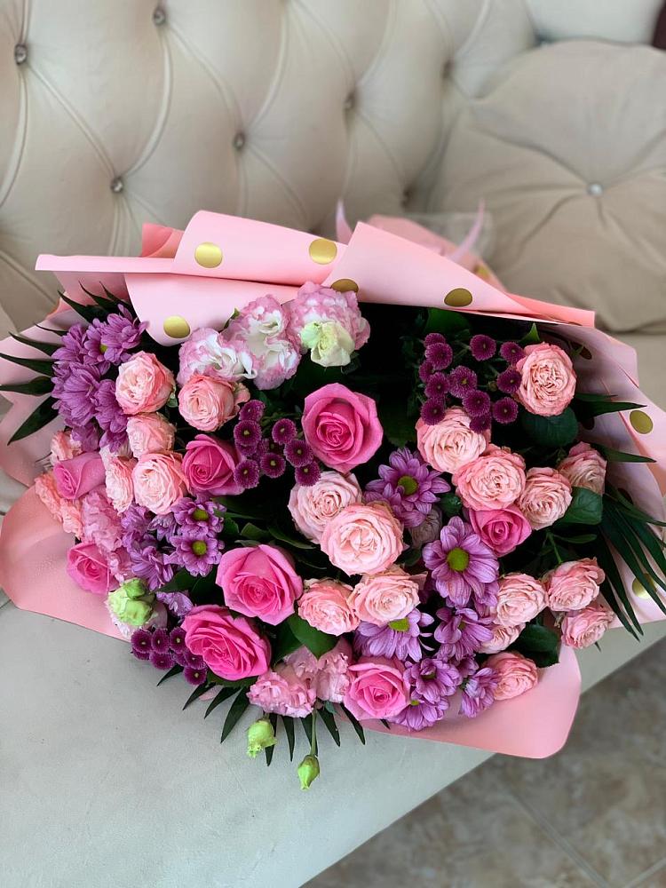 Букет цветов из: Хризантемы, Розы и Лизиантусы в Сафоново Мурманской области