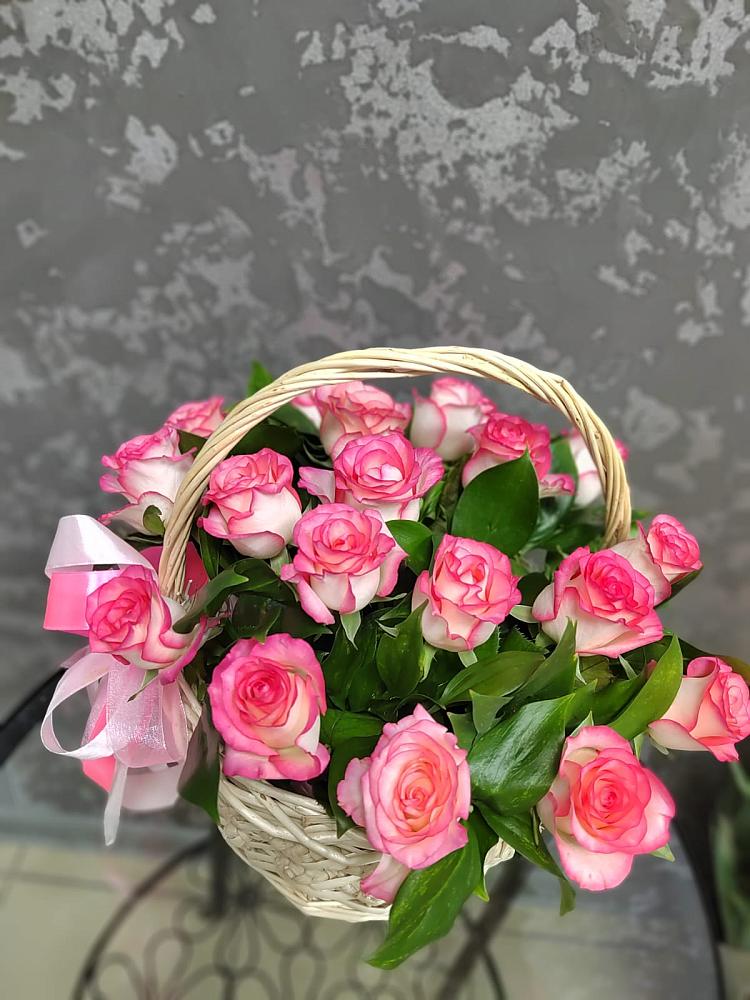 Цветочная композиция из Розы в корзине в Сафоново Мурманской области
