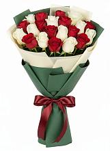 Букет Микс из красных и белых роз в Сафоново Мурманской области