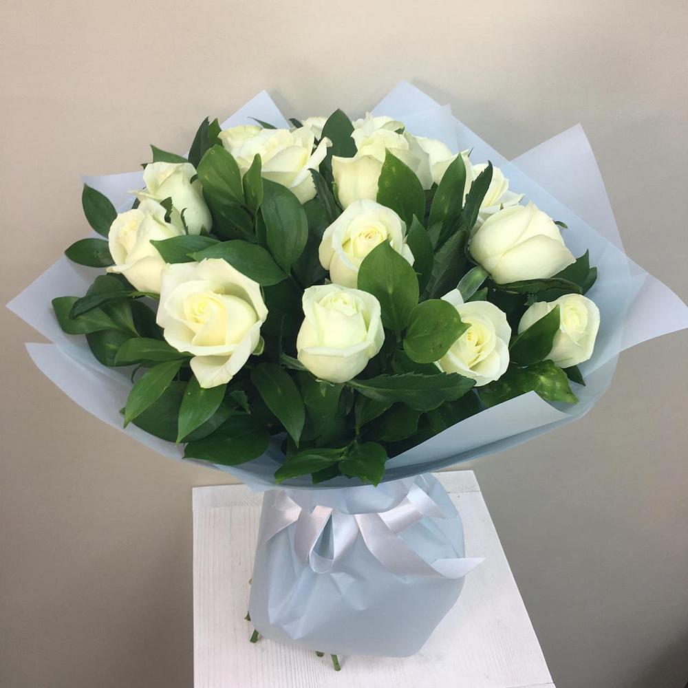 Букет 15 Белых роз Проуд в Сафоново Мурманской области