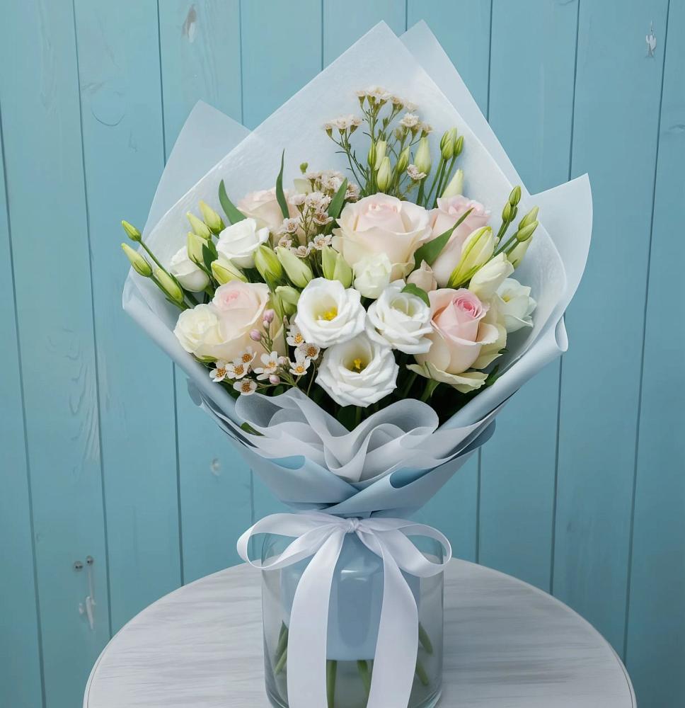 Букет цветов из: Розы и Лизиантусы в Сафоново Мурманской области