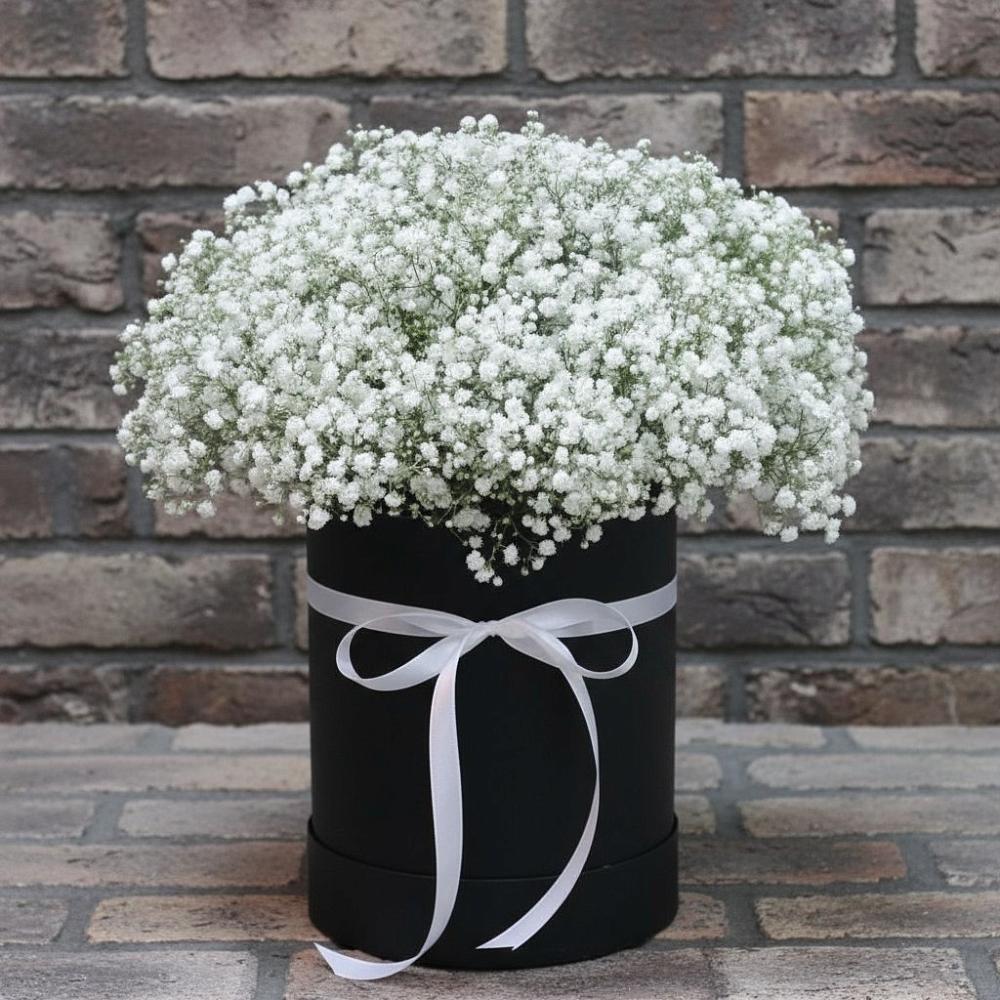 Цветочная композиция из Гипсофила в шляпной коробке в Сафоново Мурманской области