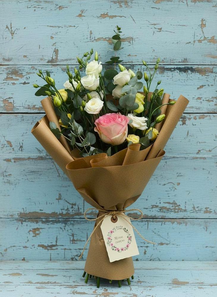 Букет цветов из: Розы и Лизиантусы в Сафоново Мурманской области