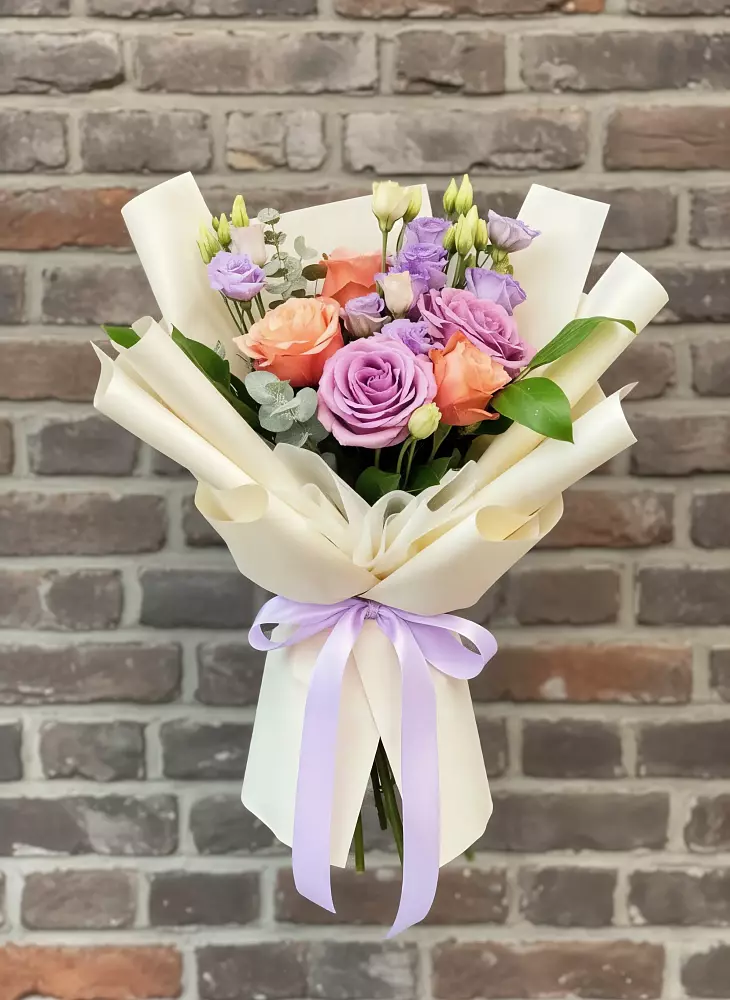 Букет цветов из: Лизиантусы и Розы в Сафоново Мурманской области