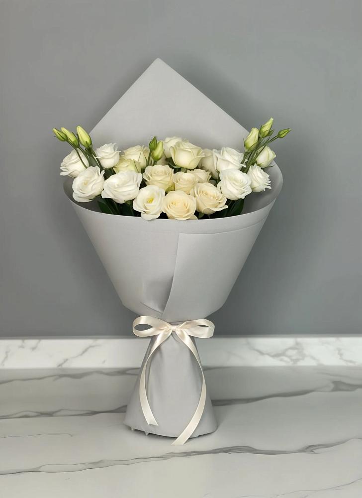 Букет цветов из: Розы и Лизиантусы в Сафоново Мурманской области