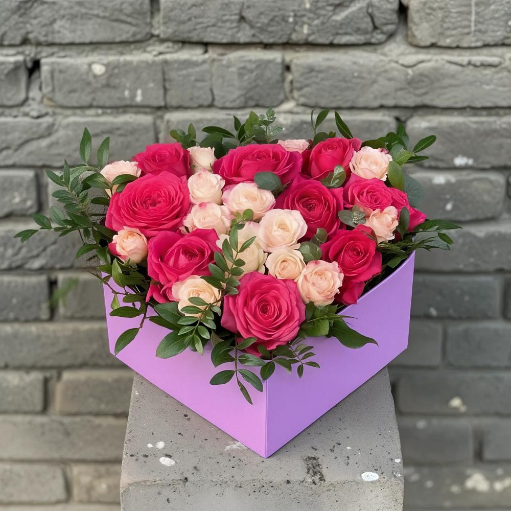 Цветочная композиция из Розы в коробке в Сафоново Мурманской области