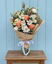 Букет цветов из:  Альстромерии, Лизиантусы, Розы и Хризантемы в Сафоново Мурманской области