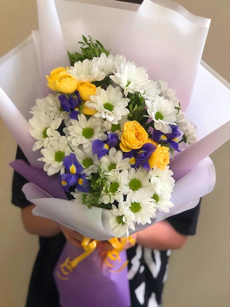 Букет цветов из: Ирисы, Хризантемы и Розы в Сафоново Мурманской области
