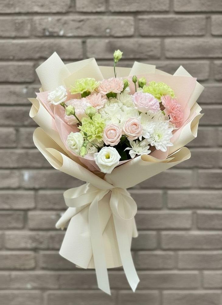 Букет цветов из: Гвоздики, Розы, Лизиантусы и Хризантемы в Сафоново Мурманской области