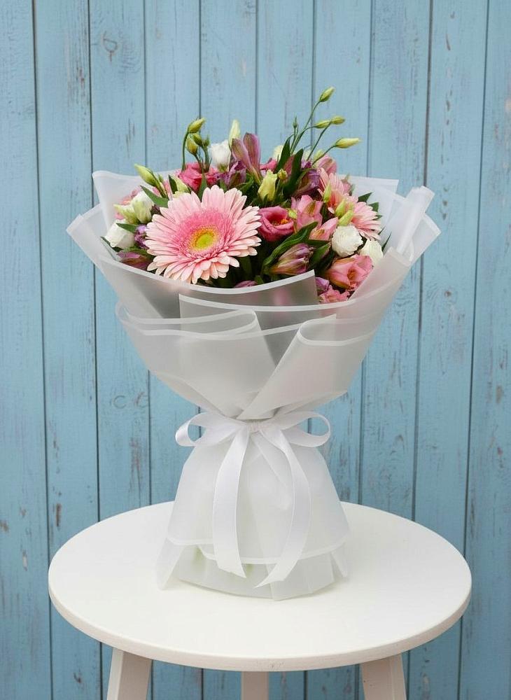 Букет цветов из: Герберы, Альстромерии и Лизиантусы в Сафоново Мурманской области