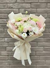 Букет цветов из:  Гвоздики, Розы, Лизиантусы и Хризантемы в Сафоново Мурманской области