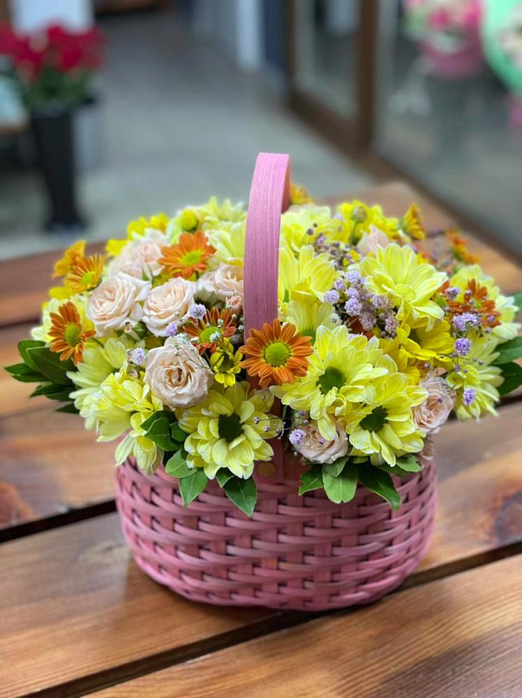 Цветочная композиция из Хризантемы и Розы в корзине в Сафоново Мурманской области