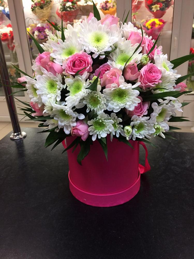 Цветочная композиция из Розы и Хризантемы в шляпной коробке в Сафоново Мурманской области