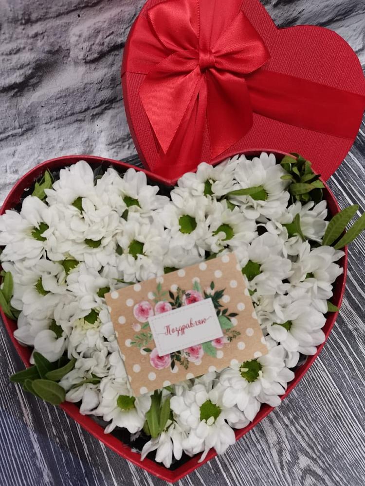 Цветочная композиция из Хризантемы в виде сердца в Сафоново Мурманской области