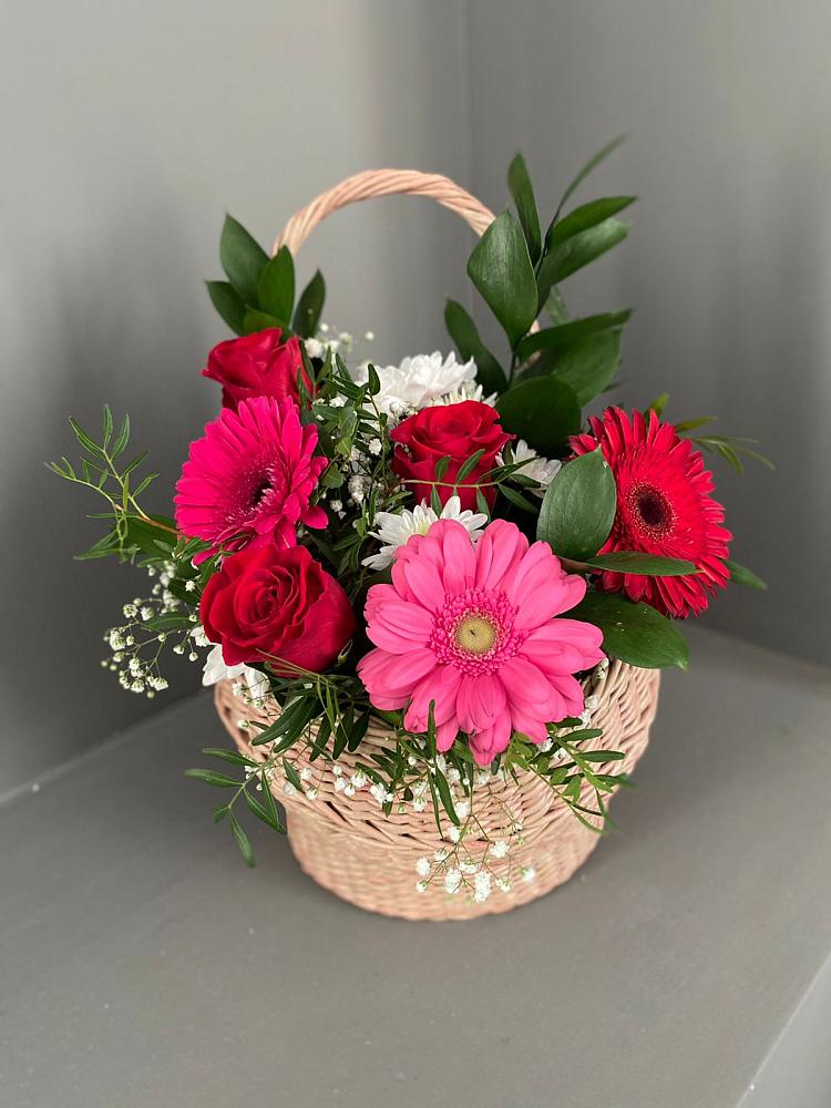 Цветочная композиция из Розы, Хризантемы и Герберы в корзине в Сафоново Мурманской области
