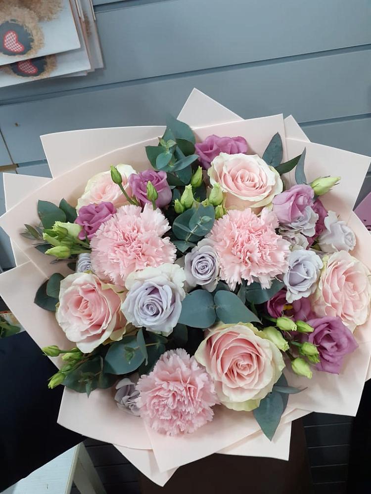 Букет цветов из: Розы, Гвоздики и Лизиантусы в Сафоново Мурманской области