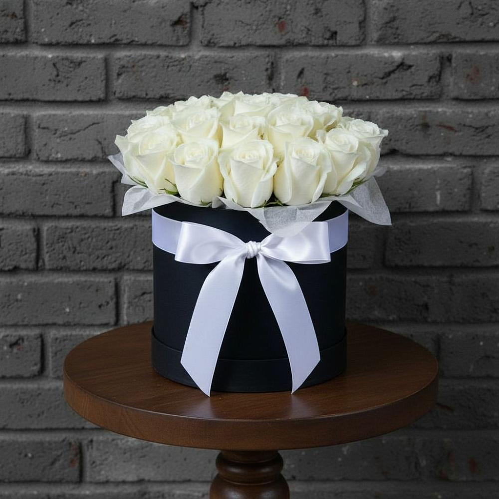 Цветочная композиция из Розы в шляпной коробке в Сафоново Мурманской области