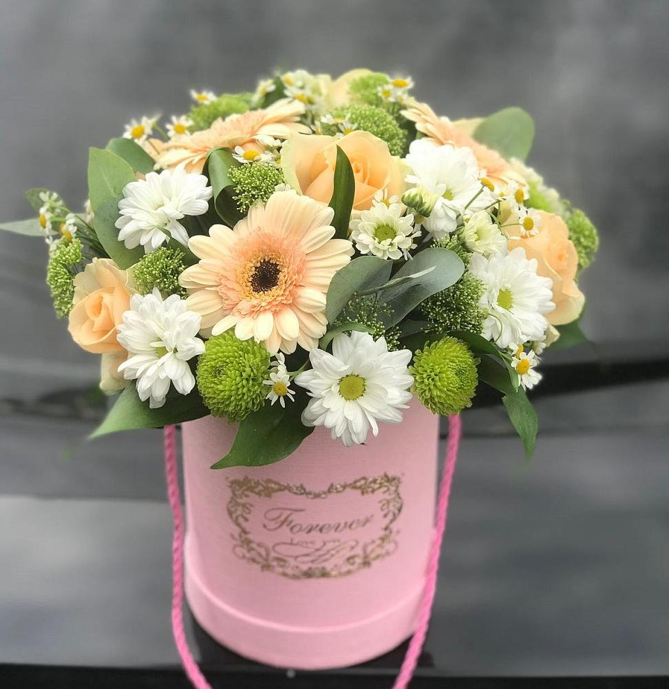 Цветочная композиция из Розы, Герберы и Хризантемы в шляпной коробке в Сафоново Мурманской области