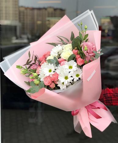 Букет цветов из: Розы, Лизиантусы и Хризантемы в Сафоново Мурманской области