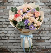 Букет цветов из:  Розы, Лизиантусы и Гвоздики в Сафоново Мурманской области