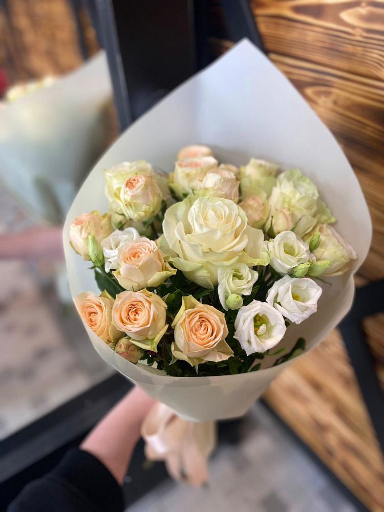 Букет цветов из: Розы и Лизиантусы в Сафоново Мурманской области