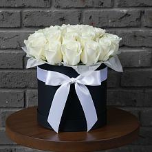 Цветочная композиция из Розы в шляпной коробке в Сафоново Мурманской области