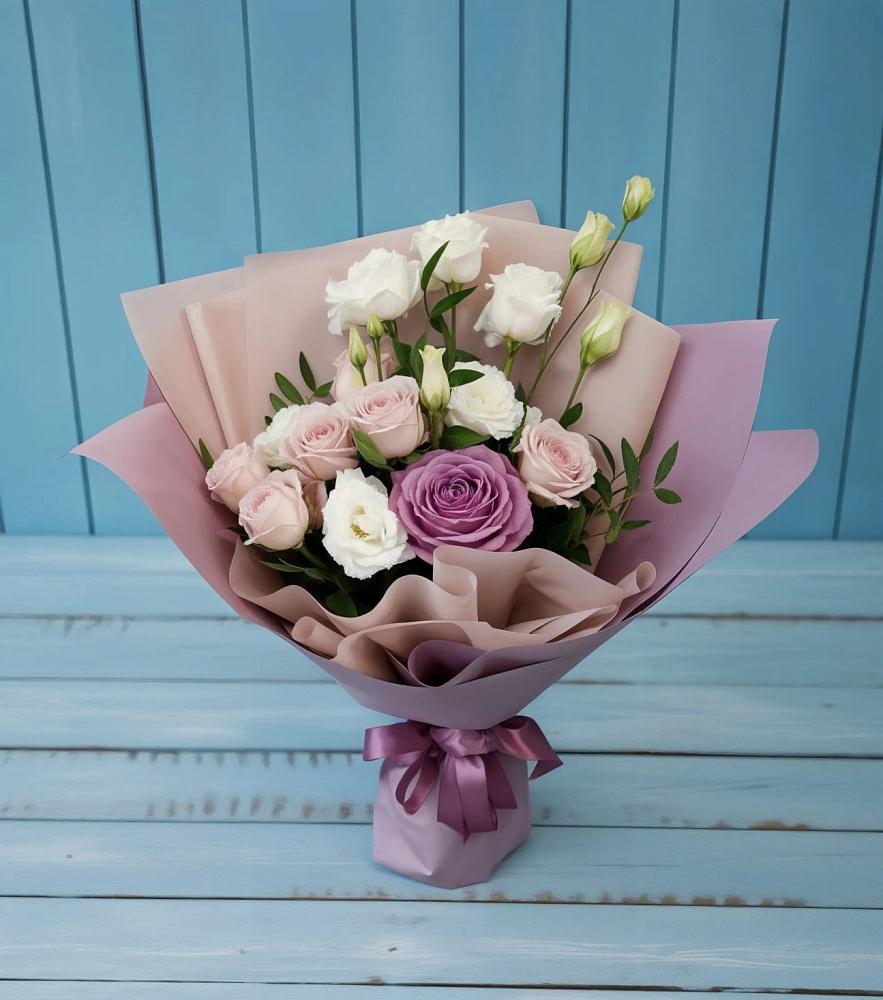 Букет цветов из: Розы и Лизиантусы в Сафоново Мурманской области